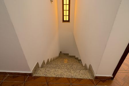 Casa para alugar com 200m², 4 quartos e 3 vagasEscada de acesso quartos