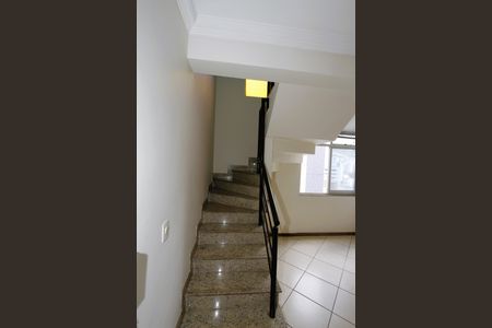 Apartamento à venda com 240m², 4 quartos e 2 vagasescada