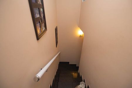 Casa de condomínio à venda com 100m², 3 quartos e 2 vagasEscada