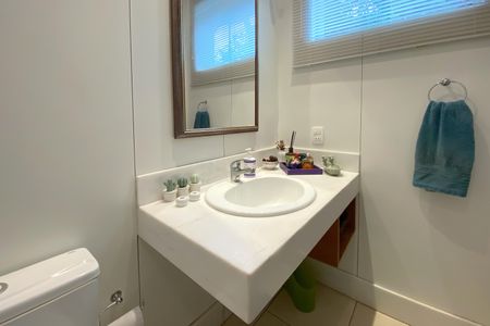 Casa de condomínio à venda com 344m², 4 quartos e 2 vagas Casa de condomínio à venda com 344m², 4 quartos e 2 vagasBanheiro