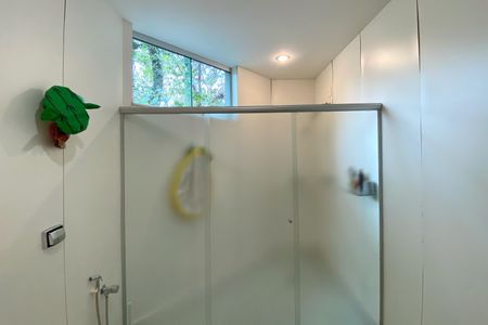 Casa de condomínio à venda com 344m², 4 quartos e 2 vagas Casa de condomínio à venda com 344m², 4 quartos e 2 vagasBanheiro da Suíte 2