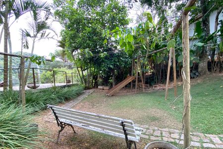 Casa de condomínio à venda com 344m², 4 quartos e 2 vagas Casa de condomínio à venda com 344m², 4 quartos e 2 vagasQuintal