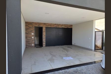 Casa à venda com 220m², 3 quartos e 4 vagas