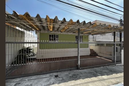 Casa à venda com 110m², 2 quartos e 2 vagas Casa à venda com 110m², 2 quartos e 2 vagasFachada