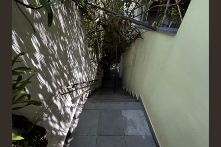 Casa à venda com 110m², 2 quartos e 2 vagas Casa à venda com 110m², 2 quartos e 2 vagasEscada