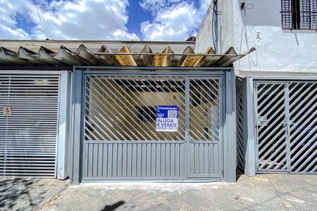 Casa à venda com 110m², 2 quartos e 1 vaga Casa à venda com 110m², 2 quartos e 1 vagaFachada