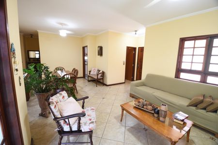 Casa à venda com 246m², 3 quartos e 2 vagasSala