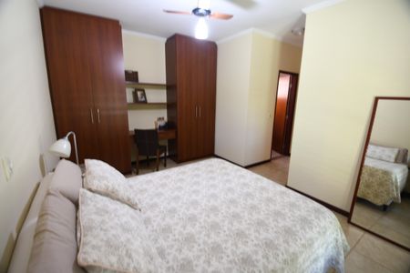 Casa à venda com 246m², 3 quartos e 2 vagasQuarto 3 - Suíte