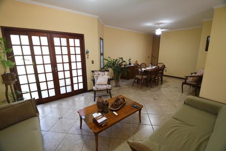 Casa à venda com 246m², 3 quartos e 2 vagasSala