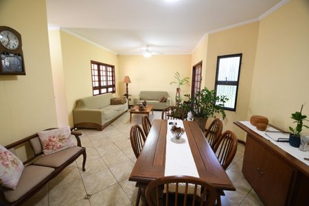 Casa à venda com 246m², 3 quartos e 2 vagasSala