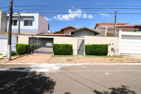 Casa à venda com 246m², 3 quartos e 2 vagasFachada