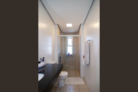 Apartamento à venda com 260m², 3 quartos e 3 vagas Apartamento à venda com 260m², 3 quartos e 3 vagasBanheiro Social