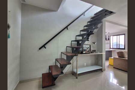 Apartamento para alugar com 160m², 3 quartos e 1 vaga Apartamento para alugar com 160m², 3 quartos e 1 vagaEscada