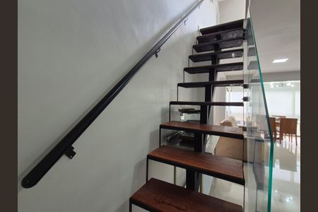 Apartamento para alugar com 160m², 3 quartos e 1 vaga Apartamento para alugar com 160m², 3 quartos e 1 vagaEscada