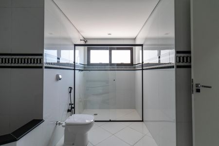 Apartamento à venda com 388m², 4 quartos e 4 vagas Apartamento à venda com 388m², 4 quartos e 4 vagasBanheiro da Suíte 1