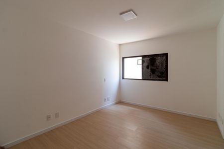 Apartamento à venda com 388m², 4 quartos e 4 vagas Apartamento à venda com 388m², 4 quartos e 4 vagasSuíte 2