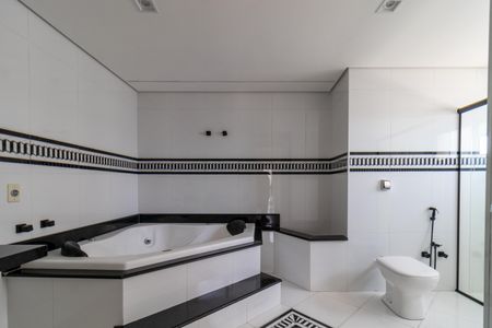 Apartamento à venda com 388m², 4 quartos e 4 vagas Apartamento à venda com 388m², 4 quartos e 4 vagasBanheiro da Suíte 1