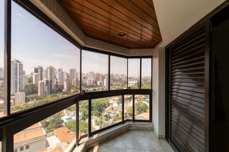 Apartamento à venda com 388m², 4 quartos e 4 vagas Apartamento à venda com 388m², 4 quartos e 4 vagasVaranda da Suíte 1