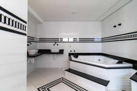 Apartamento à venda com 388m², 4 quartos e 4 vagas Apartamento à venda com 388m², 4 quartos e 4 vagasBanheiro da Suíte 1