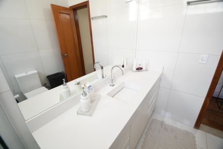 Casa à venda com 270m², 3 quartos e 4 vagasBanheiro - Suíte