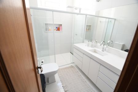 Casa à venda com 270m², 3 quartos e 4 vagasBanheiro - Suíte