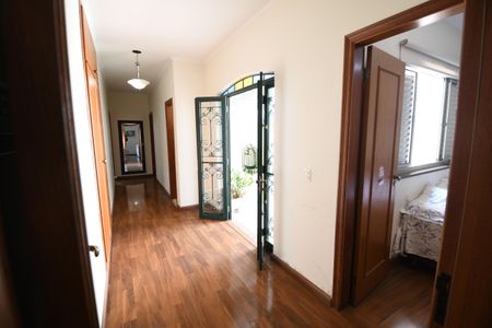 Casa à venda com 270m², 3 quartos e 4 vagasCorredor