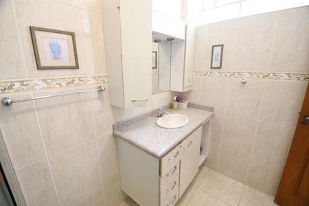 Casa à venda com 270m², 3 quartos e 4 vagasBanheiro Social