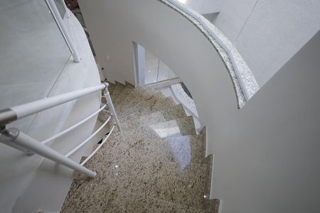 Casa à venda com 270m², 3 quartos e 4 vagas Casa à venda com 270m², 3 quartos e 4 vagasEscada