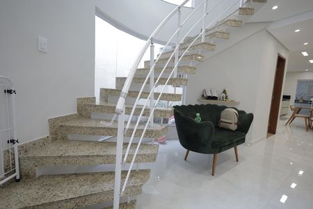 Casa à venda com 270m², 3 quartos e 4 vagas Casa à venda com 270m², 3 quartos e 4 vagasEscada