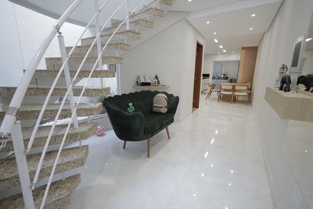 Casa à venda com 270m², 3 quartos e 4 vagas Casa à venda com 270m², 3 quartos e 4 vagasEscada