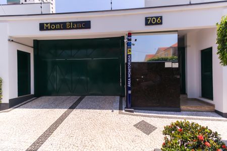 Casa de condomínio à venda com 225m², 3 quartos e 3 vagas Casa de condomínio à venda com 225m², 3 quartos e 3 vagasFachada