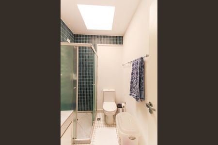 Casa de condomínio à venda com 225m², 3 quartos e 3 vagas Casa de condomínio à venda com 225m², 3 quartos e 3 vagasBanheiro da Suíte 1