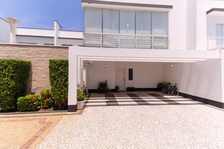 Casa de condomínio à venda com 225m², 3 quartos e 3 vagas Casa de condomínio à venda com 225m², 3 quartos e 3 vagasEntrada