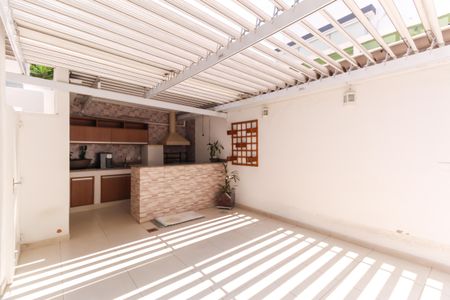 Casa de condomínio à venda com 225m², 3 quartos e 3 vagas Casa de condomínio à venda com 225m², 3 quartos e 3 vagasQuintal