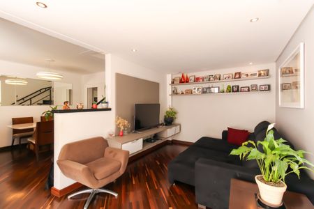 Sala de casa de condomínio à venda com 3 quartos, 225m² em Vila Bertioga, São Paulo