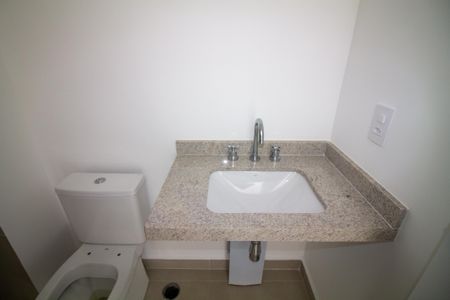 Banheiro de kitnet/studio para alugar com 1 quarto, 25m² em Santo Amaro, São Paulo