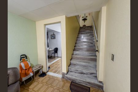 Casa à venda com 480m², 4 quartos e 5 vagas Casa à venda com 480m², 4 quartos e 5 vagasEscada