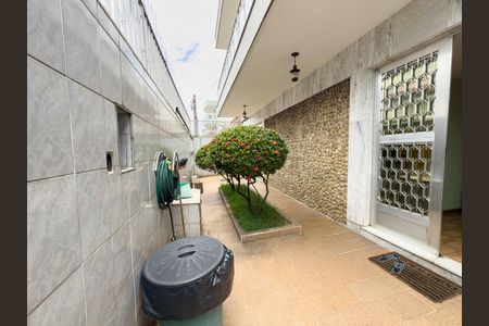 Casa à venda com 480m², 4 quartos e 5 vagas Casa à venda com 480m², 4 quartos e 5 vagasVaranda