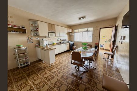 Casa à venda com 480m², 4 quartos e 5 vagas Casa à venda com 480m², 4 quartos e 5 vagasCozinha 1