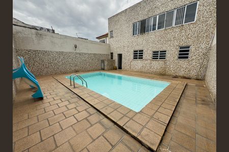 Casa à venda com 480m², 4 quartos e 5 vagas Casa à venda com 480m², 4 quartos e 5 vagasÁrea comum - Piscina