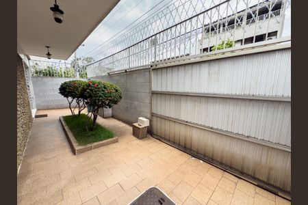 Casa à venda com 480m², 4 quartos e 5 vagas Casa à venda com 480m², 4 quartos e 5 vagasVaranda