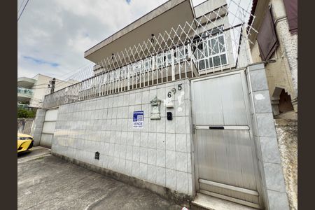 Casa à venda com 480m², 4 quartos e 5 vagas Casa à venda com 480m², 4 quartos e 5 vagasFachada com Placa