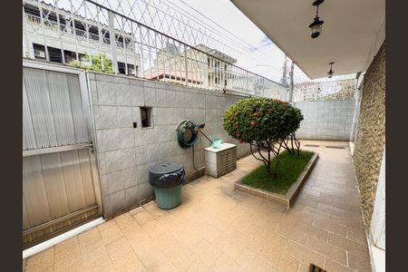 Casa à venda com 480m², 4 quartos e 5 vagas Casa à venda com 480m², 4 quartos e 5 vagasVaranda
