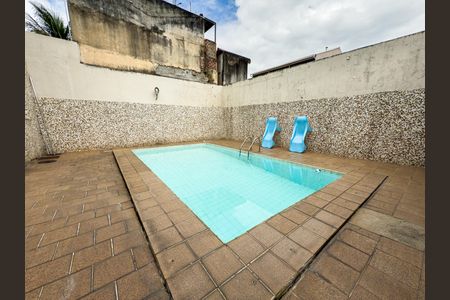 Casa à venda com 480m², 4 quartos e 5 vagas Casa à venda com 480m², 4 quartos e 5 vagasÁrea comum - Piscina