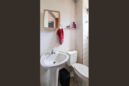 Banheiro de apartamento à venda com 2 quartos, 48m² em Califórnia, Belo Horizonte