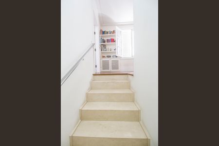 Casa de condomínio à venda com 414m², 4 quartos e 4 vagasEscada