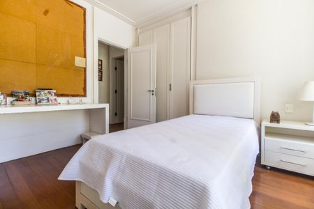 Casa de condomínio à venda com 414m², 4 quartos e 4 vagasQuarto 4