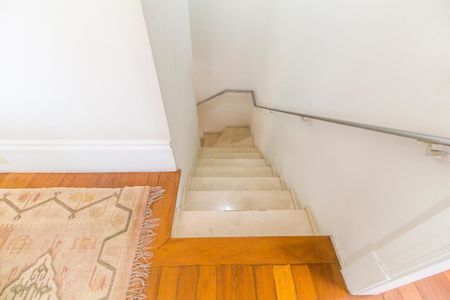 Casa de condomínio à venda com 414m², 4 quartos e 4 vagasEscada