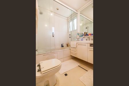 Casa de condomínio à venda com 414m², 4 quartos e 4 vagasBanheiro da Suíte