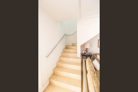 Casa de condomínio à venda com 414m², 4 quartos e 4 vagasEscada